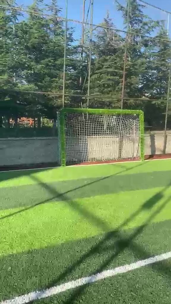 Ada Halı Saha Kırkkonaklar kale ağı ve mavi gökyüzü