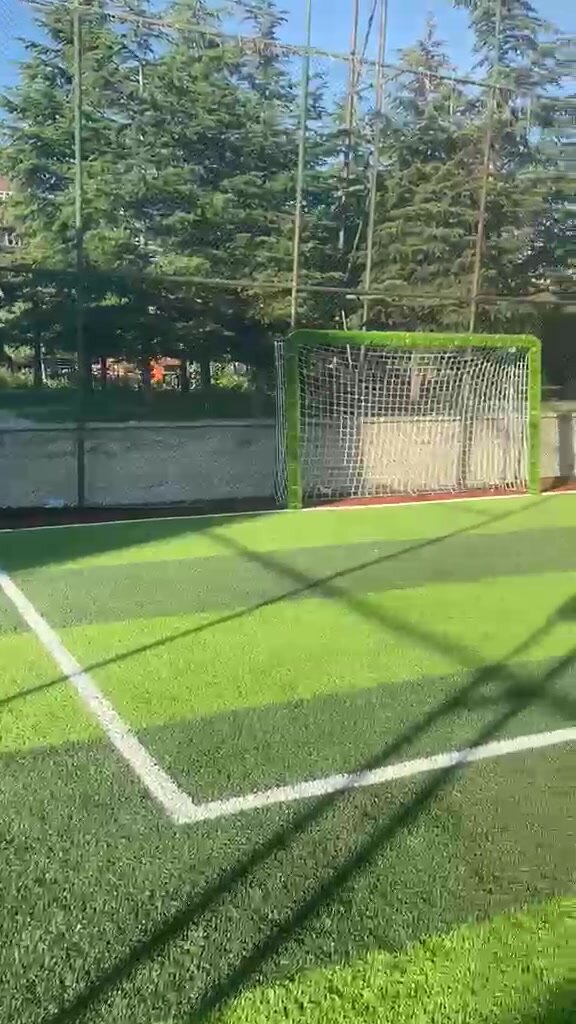 Ada Halı Saha Kırkkonaklar köşe vuruşu çizgisi ve kale, güneşli hava